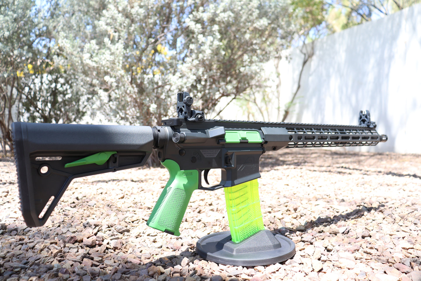 Base Armory Weapon-Grey/Neon Green & Hard Case (Assembled)