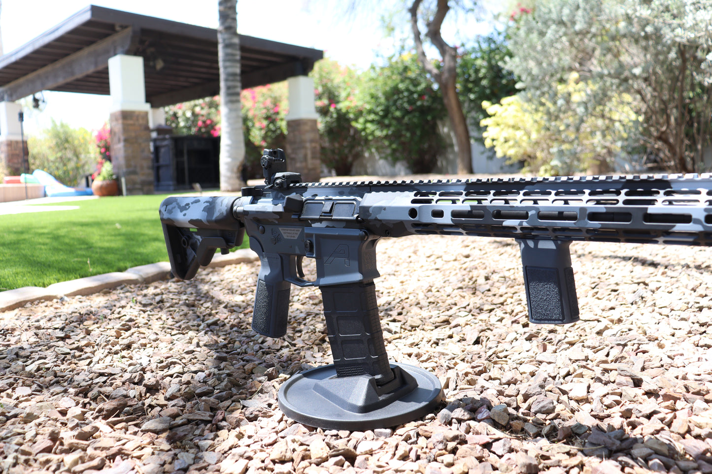 Base Armory Weapon-Urban Arctic & Hard Case (Assembled)